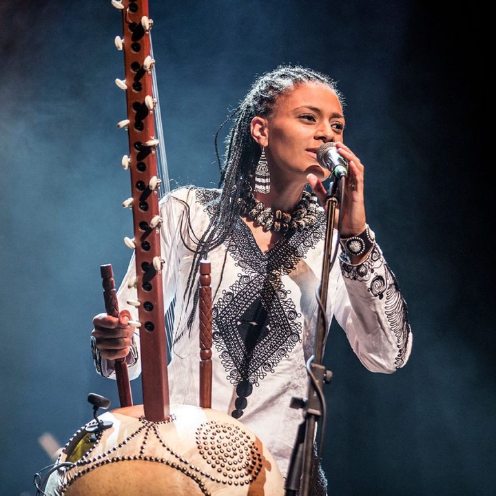 Sona Jobarteh performing with kora